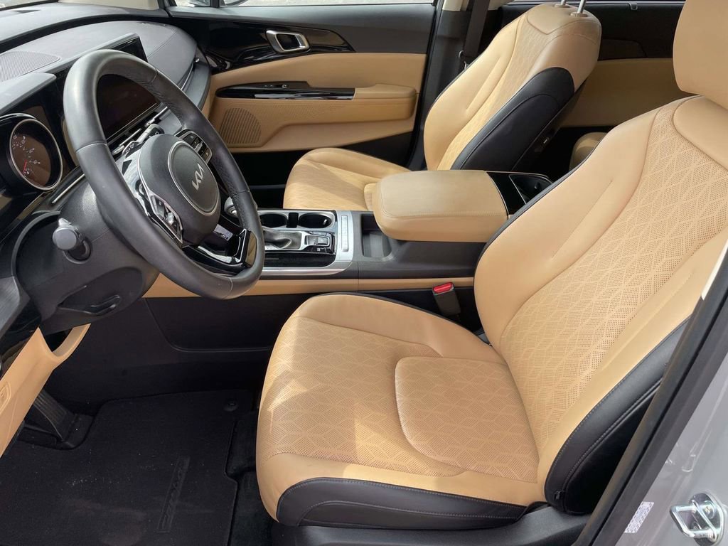Used 2024 Kia Carnival EX image 13