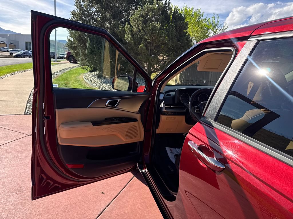 Used 2024 Kia Carnival LX FWD image 10