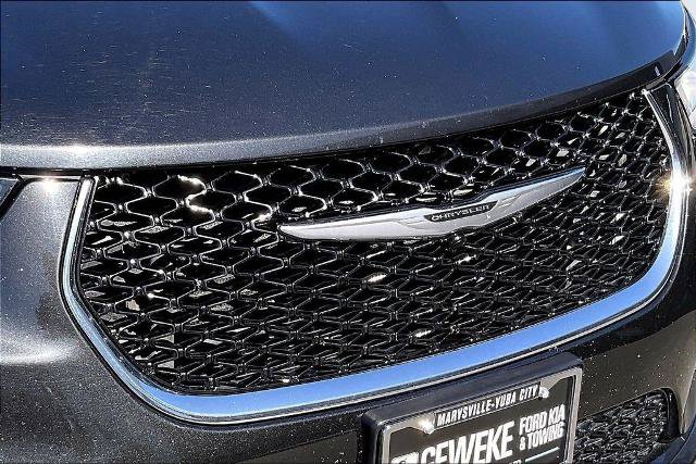 Used 2023 Chrysler Pacifica Touring-L FWD image 27