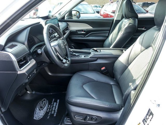 Used 2025 Toyota Grand Highlander AWD image 13