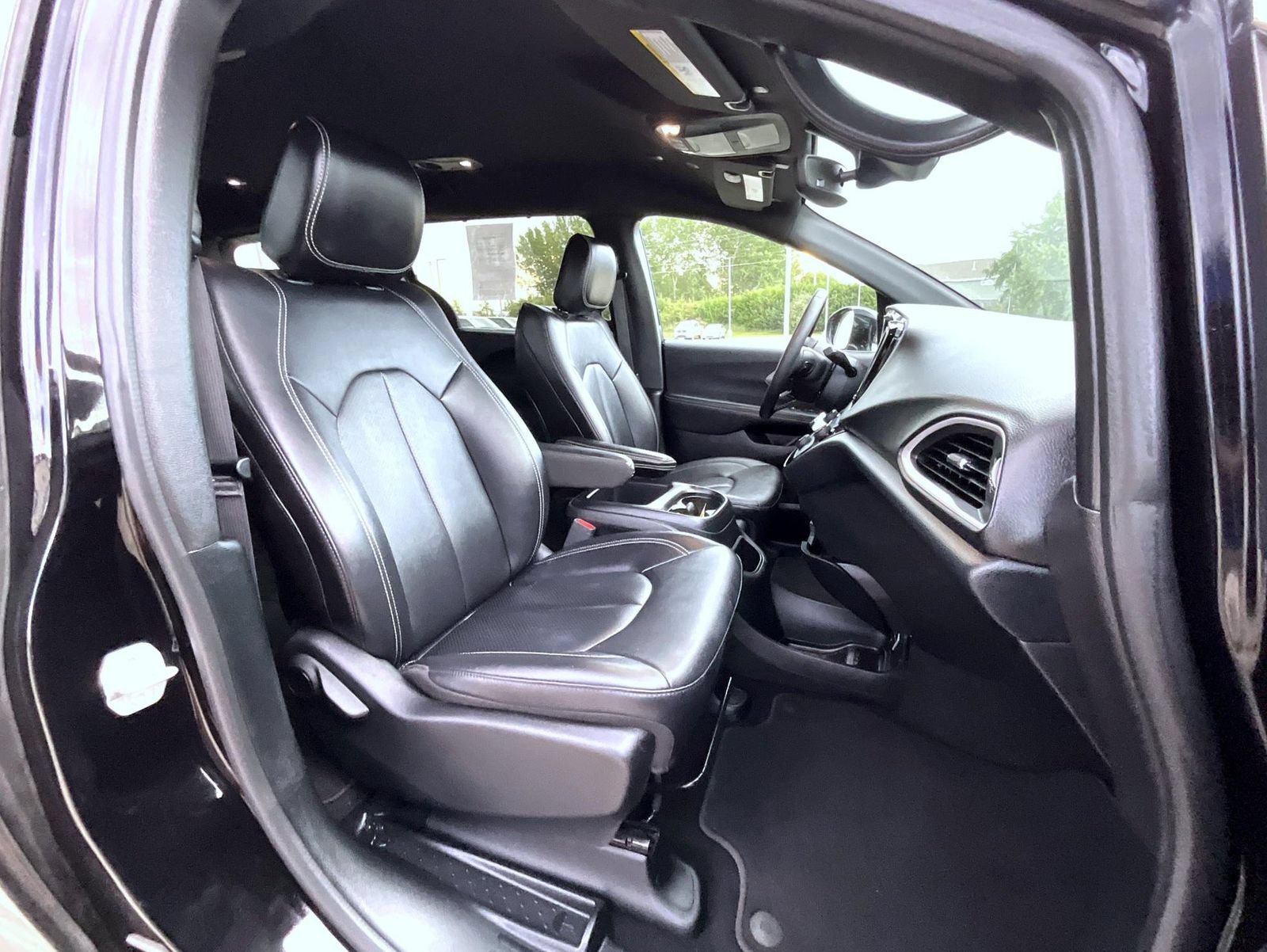 Used 2025 Chrysler Pacifica Select FWD image 16