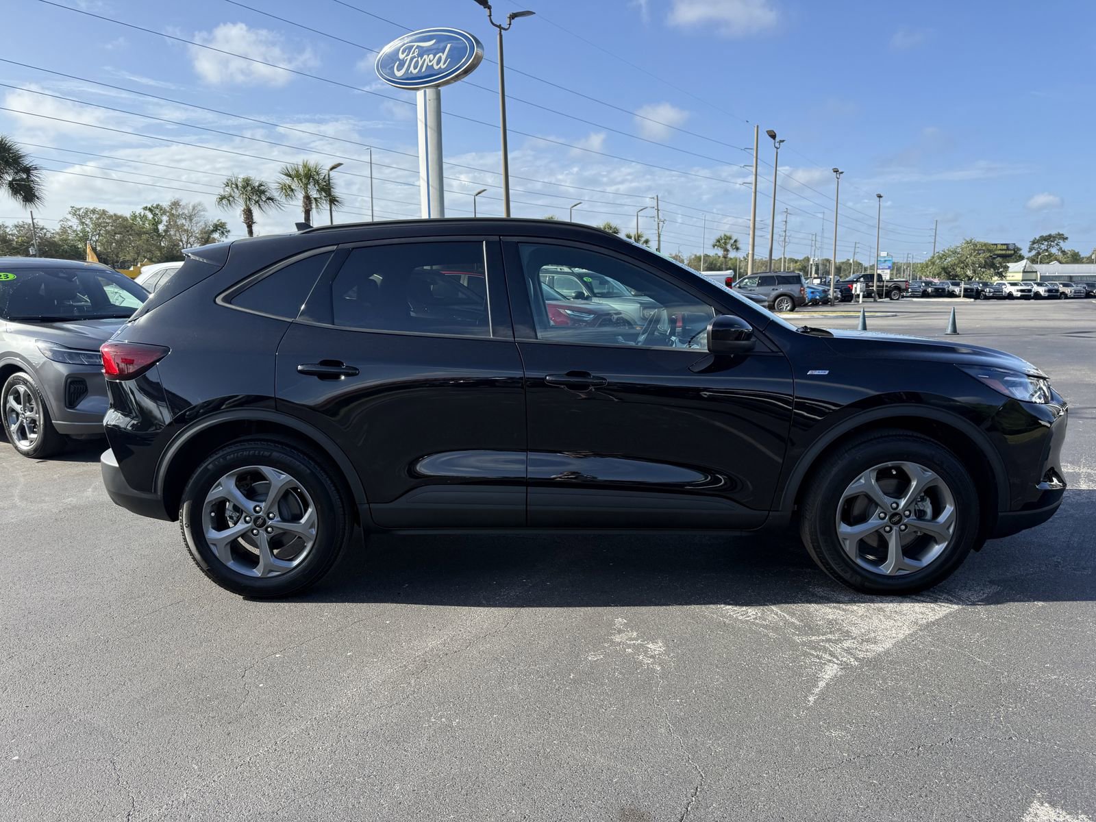 Certified 2025 Ford Escape ST-Line Select AWD/4WD image 3