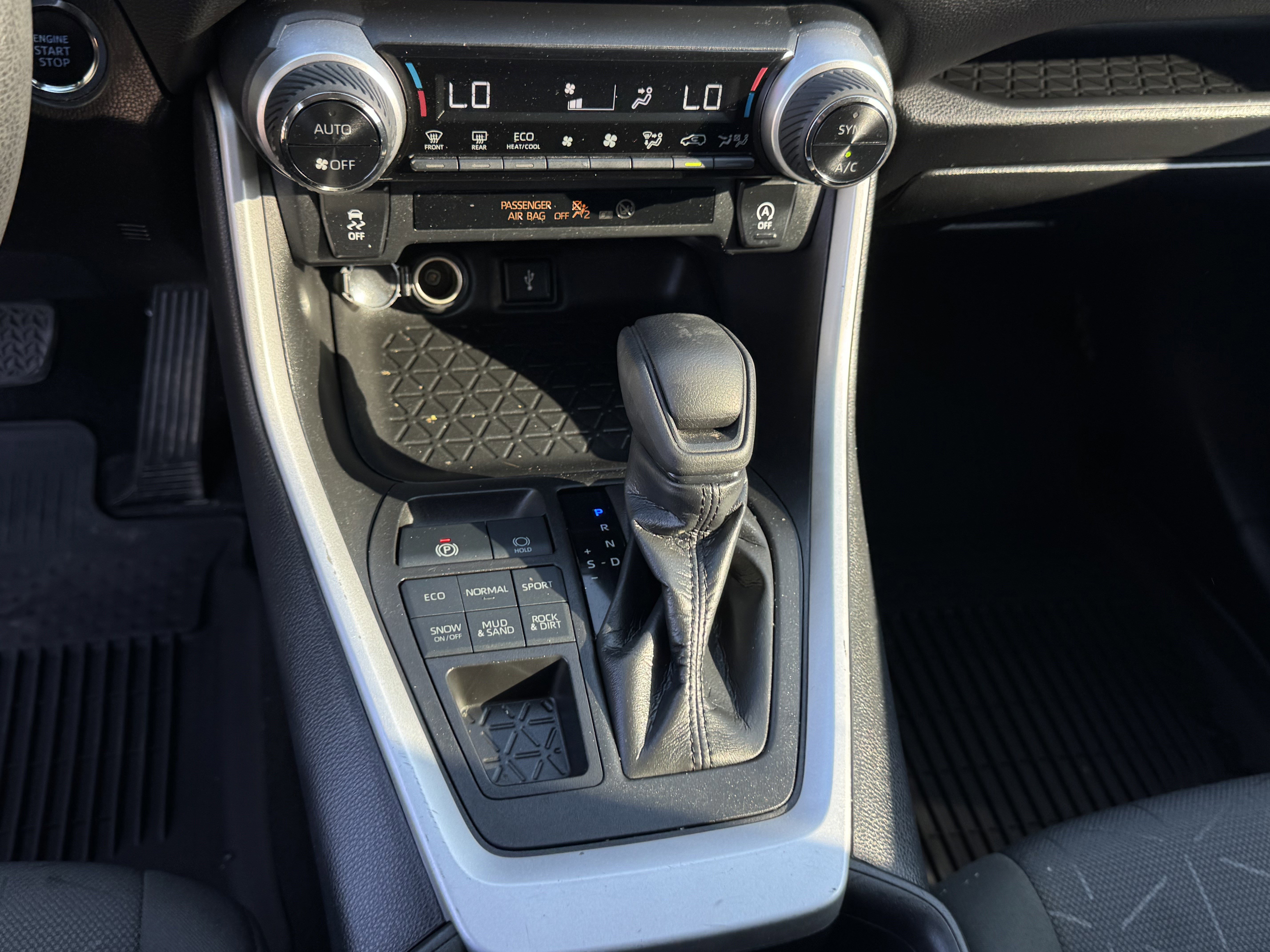 Used 2021 Toyota RAV4 XLE w/ Carpet Mat Package (TMS) image 21