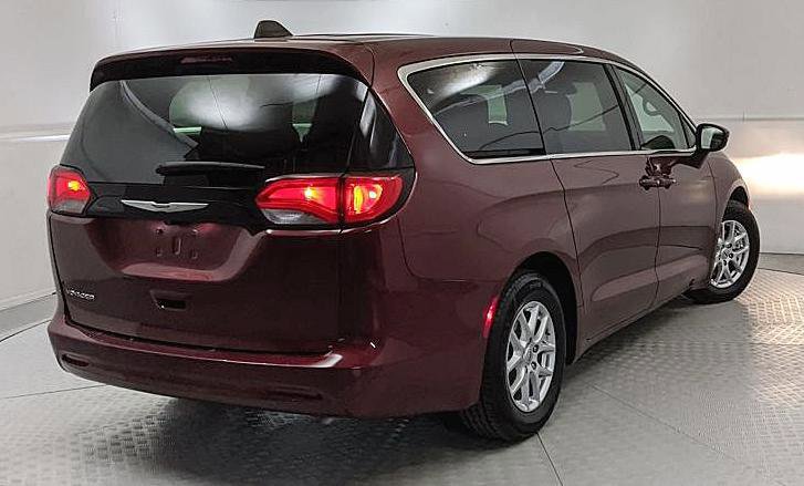 Used 2023 Chrysler Voyager LX image 4