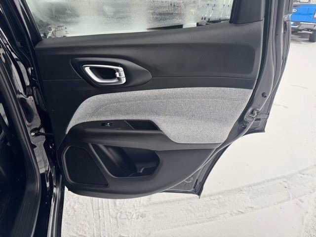 Used 2024 Jeep Compass Latitude image 30