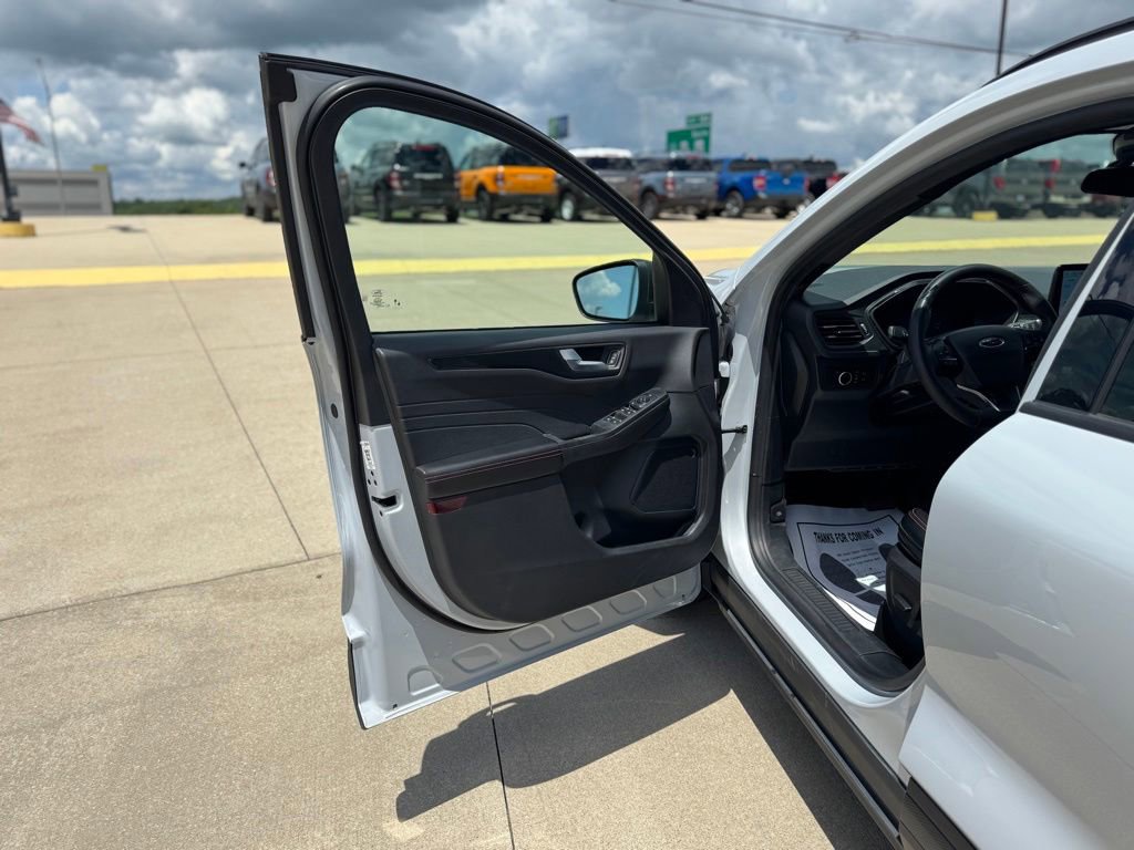 Certified 2025 Ford Escape ST-Line AWD/4WD image 10