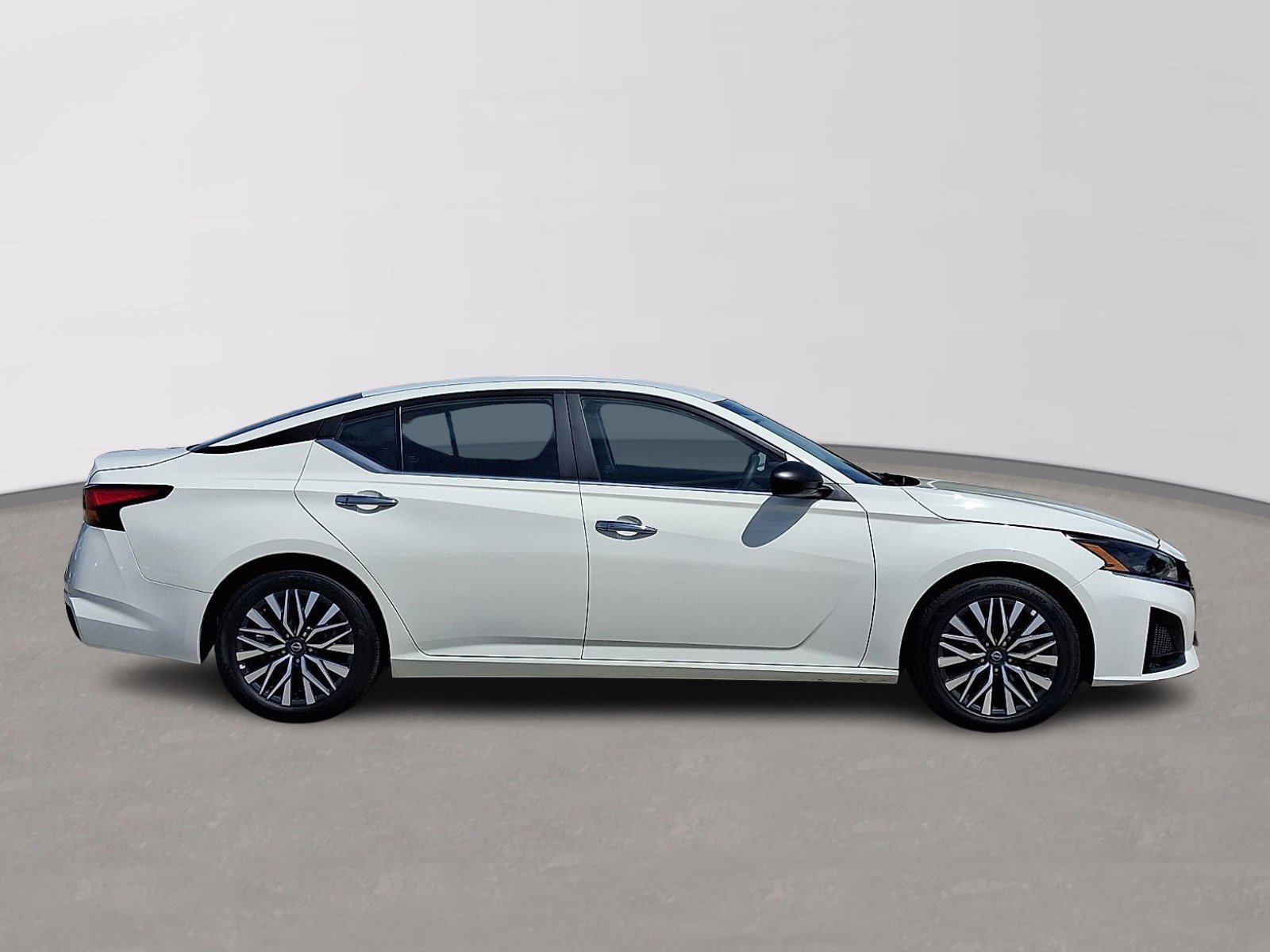 Used 2025 Nissan Altima 2.5 SV FWD image 7