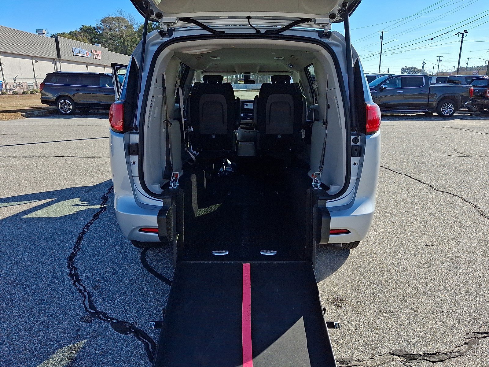 Used 2022 Chrysler Voyager LX image 28