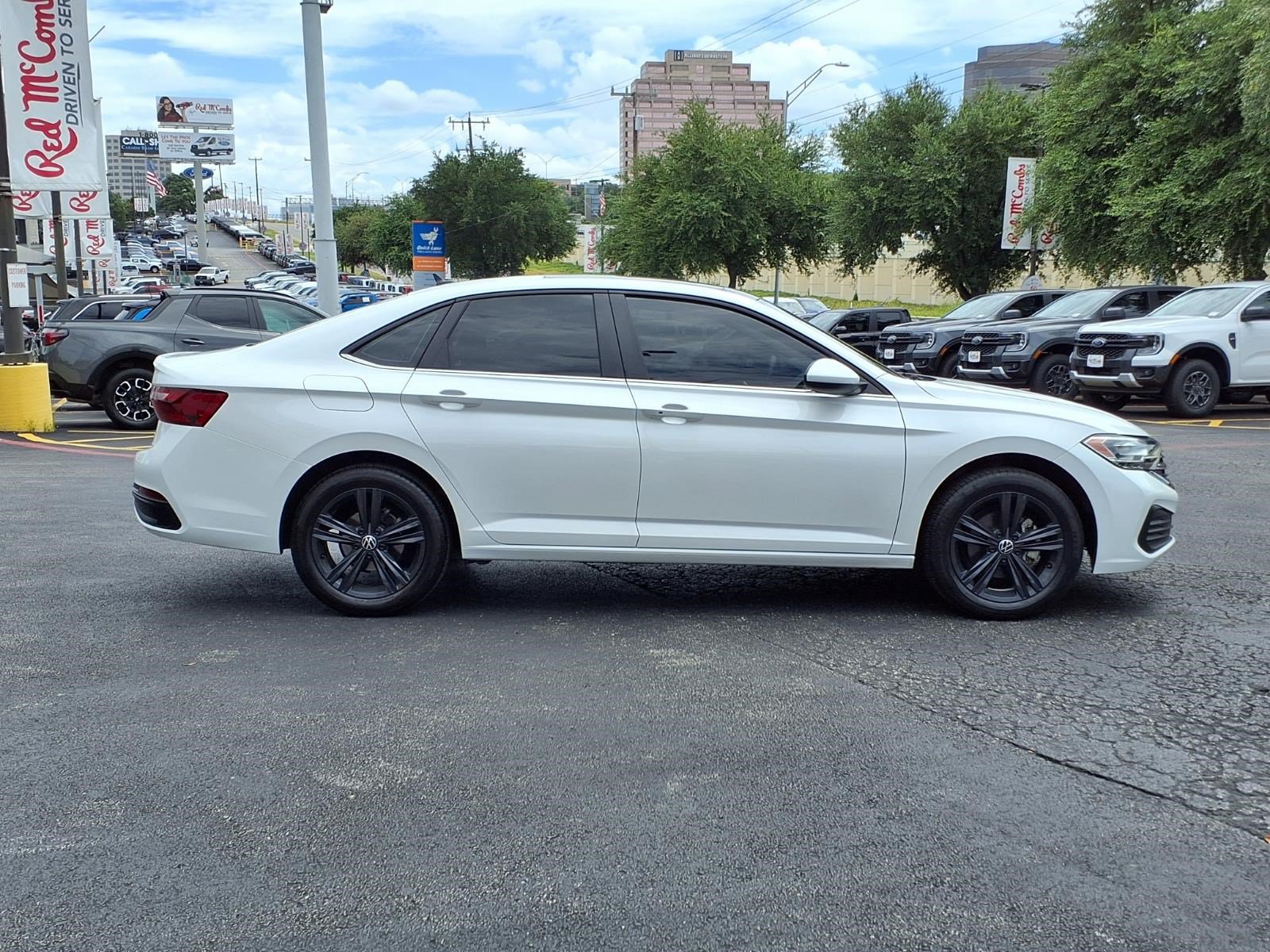Used 2024 Volkswagen Jetta SE w/ Panoramic Sunroof Package FWD image 5