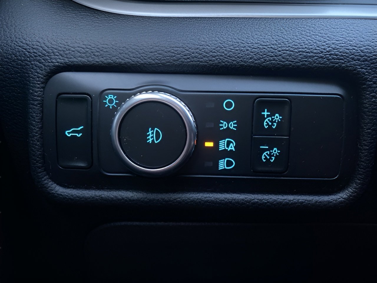 Certified 2022 Ford Explorer XLT w/ Equipment Group 202A image 17