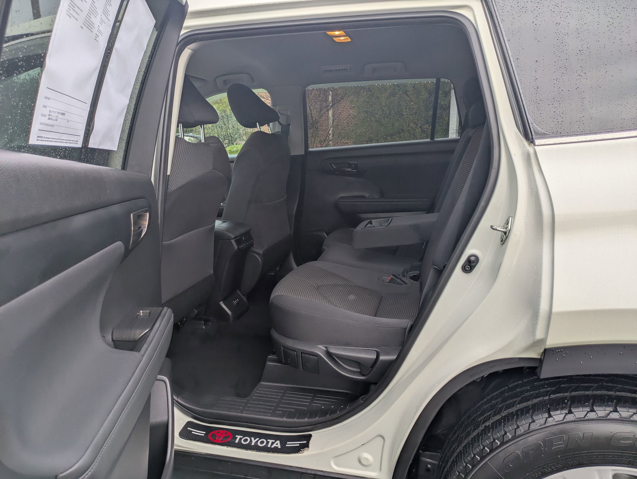 Used 2021 Toyota Highlander L image 27