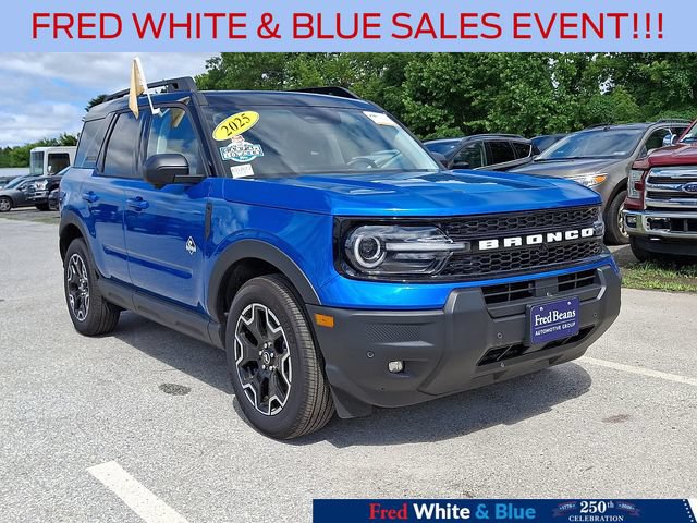 Certified 2025 Ford Bronco Sport Outer Banks w/ Outer Banks Tech Package+ AWD/4WD image 2