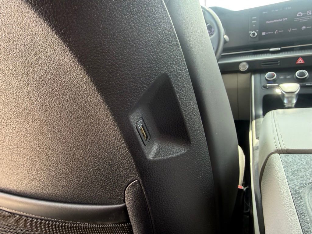 Used 2024 Kia Carnival LX FWD image 36