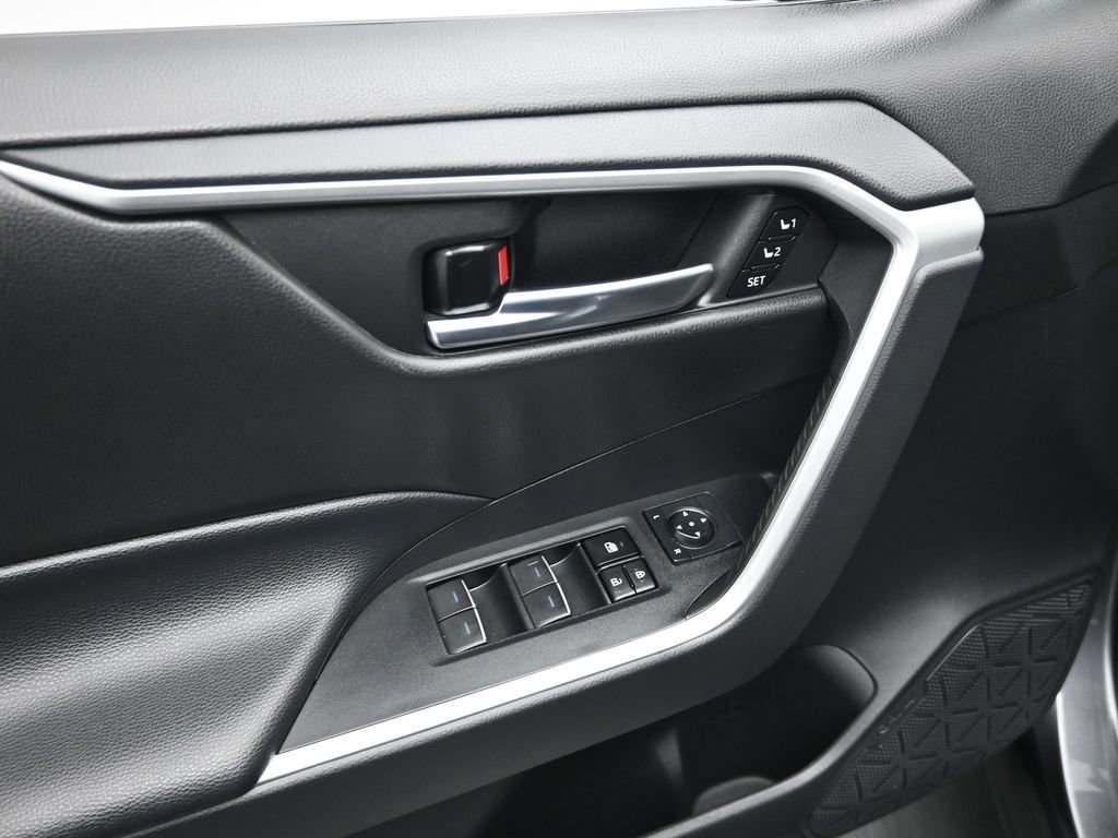 Used 2022 Toyota RAV4 XLE Premium image 38