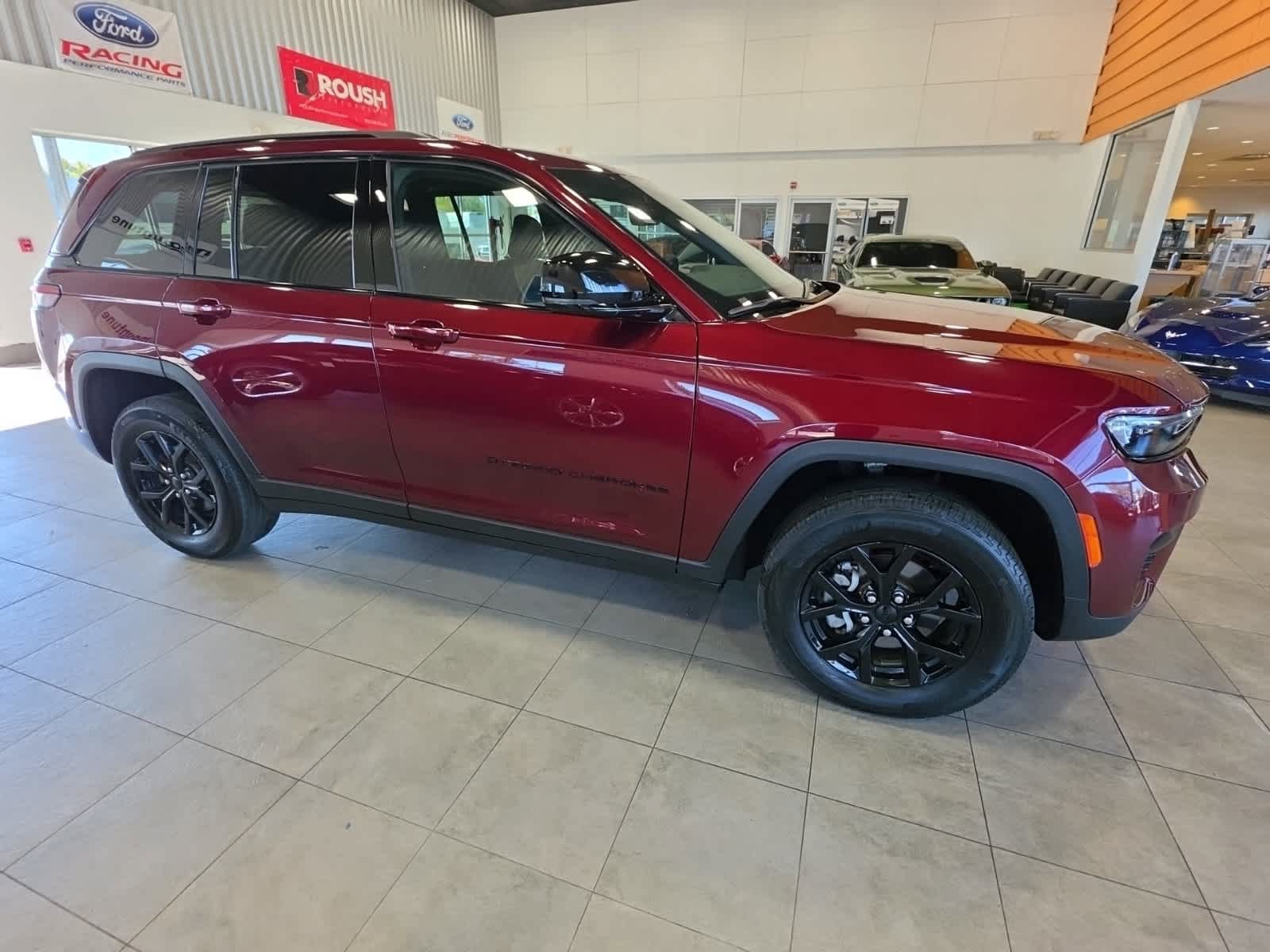 Used 2025 Jeep Grand Cherokee Altitude AWD/4WD image 6