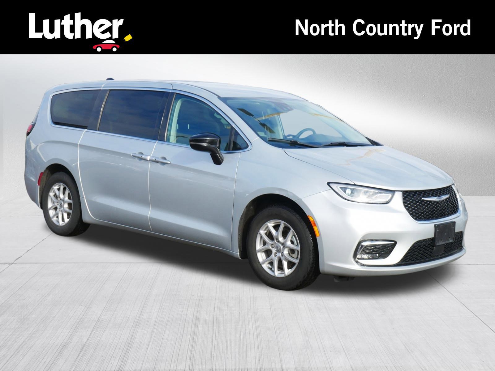 Used 2024 Chrysler Pacifica Touring-L image 7