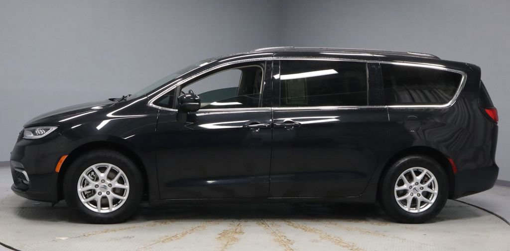 Used 2022 Chrysler Pacifica Touring-L w/ Uconnect Theater Family Group FWD image 9