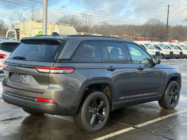Used 2023 Jeep Grand Cherokee Altitude AWD/4WD image 2