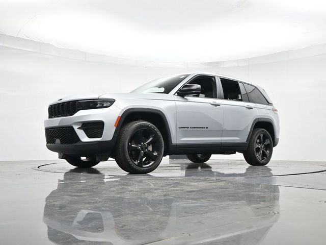 Used 2024 Jeep Grand Cherokee Altitude AWD/4WD image 35