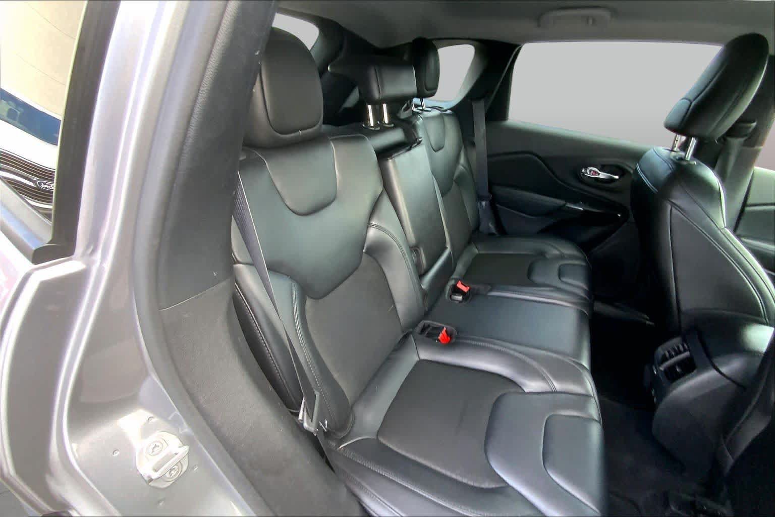 Used 2021 Jeep Cherokee Latitude Plus AWD/4WD image 19