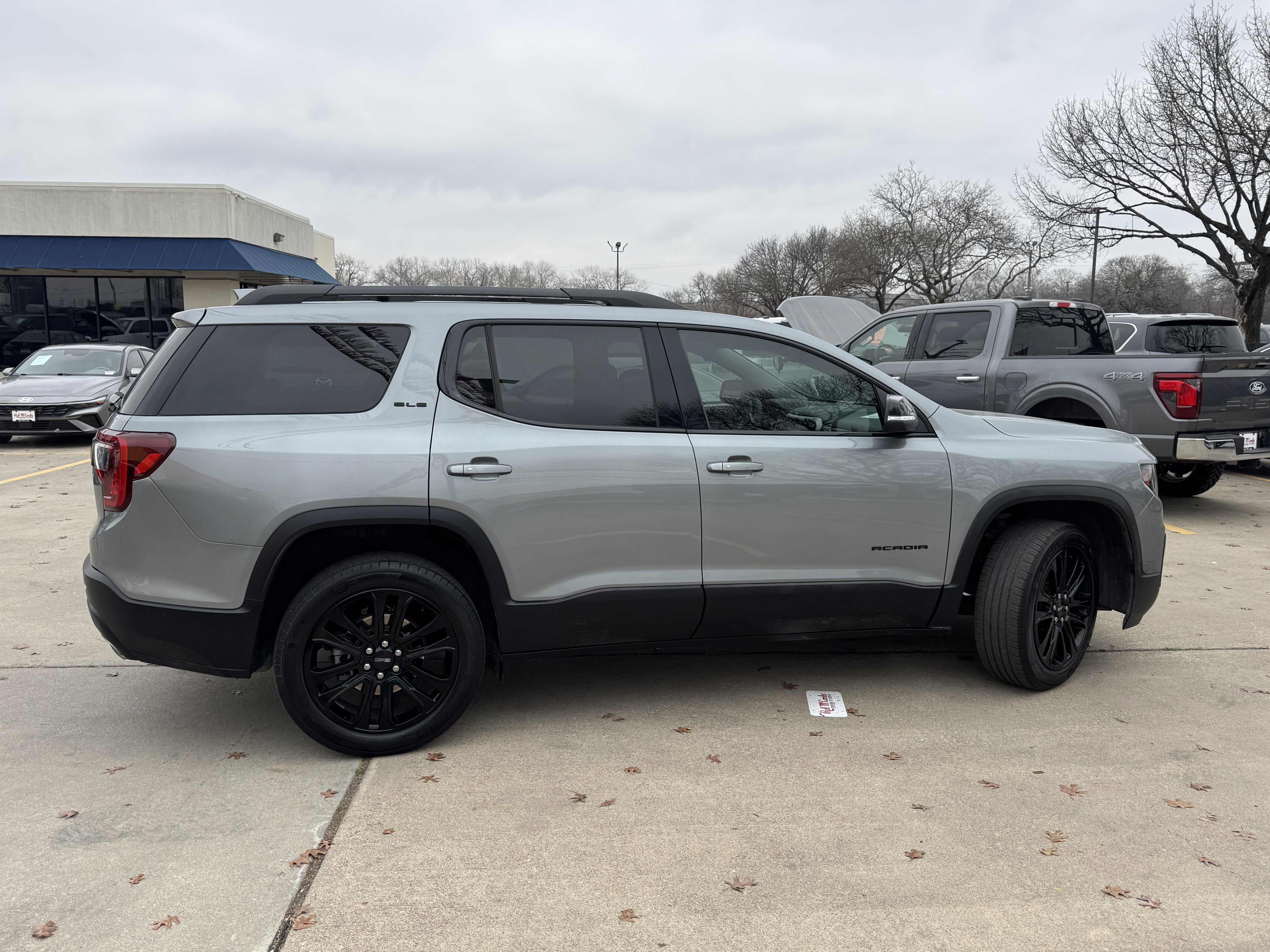Used 2023 GMC Acadia SLE w/ Elevation Edition image 3