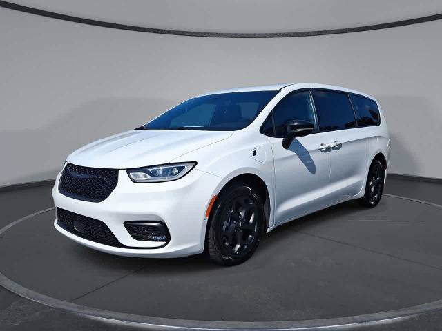 Used 2024 Chrysler Pacifica Limited FWD image 1