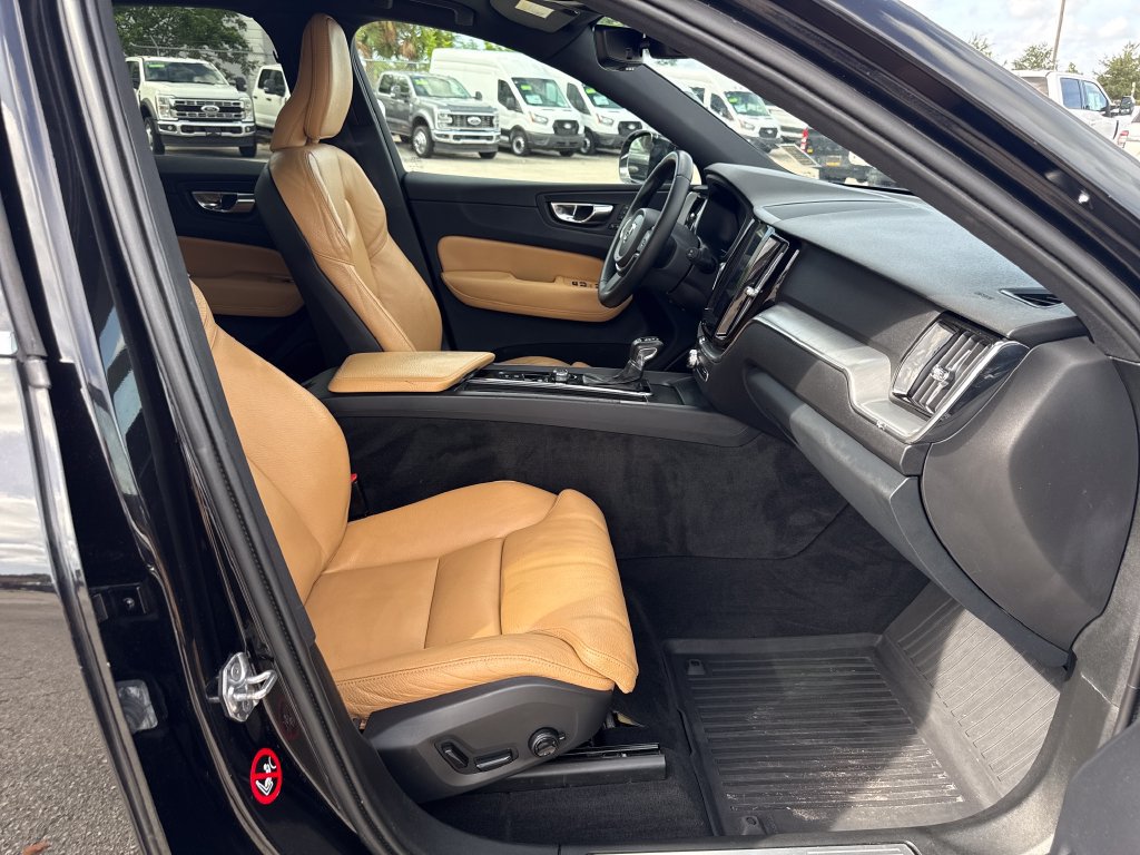 Used 2019 Volvo XC60 T5 Momentum w/ Premium Package AWD/4WD image 24