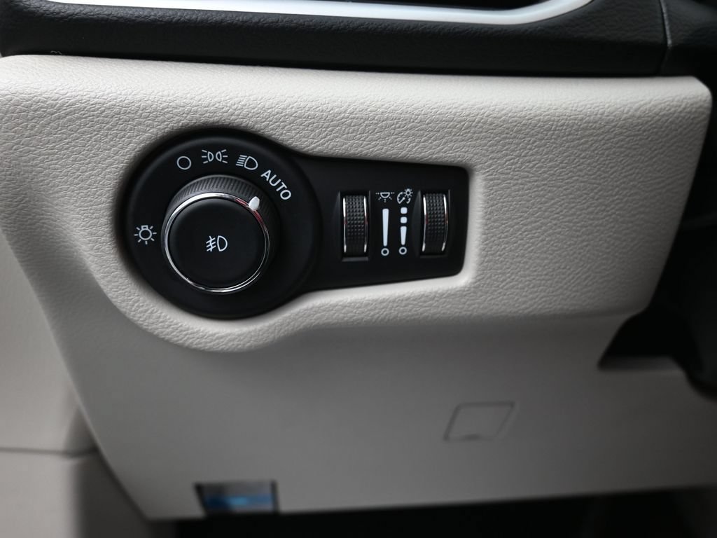 Used 2024 Chrysler Pacifica Touring-L FWD image 14