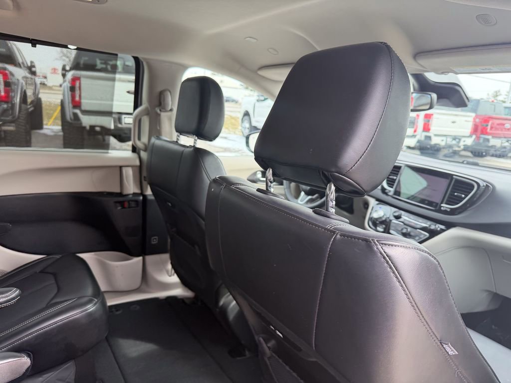Used 2024 Chrysler Pacifica Touring-L image 20