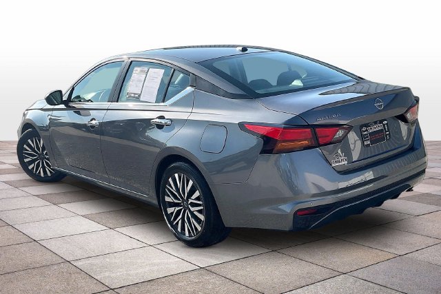 Used 2025 Nissan Altima 2.5 SV FWD image 2