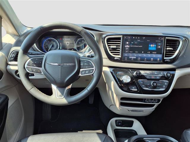 Used 2024 Chrysler Pacifica Touring-L FWD image 5