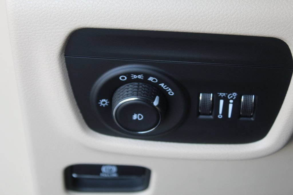 Used 2024 Jeep Grand Cherokee Limited RWD image 27