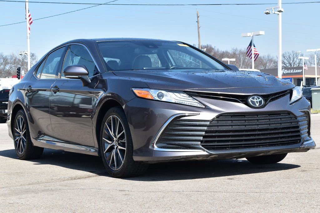 Used 2023 Toyota Camry XLE image 3
