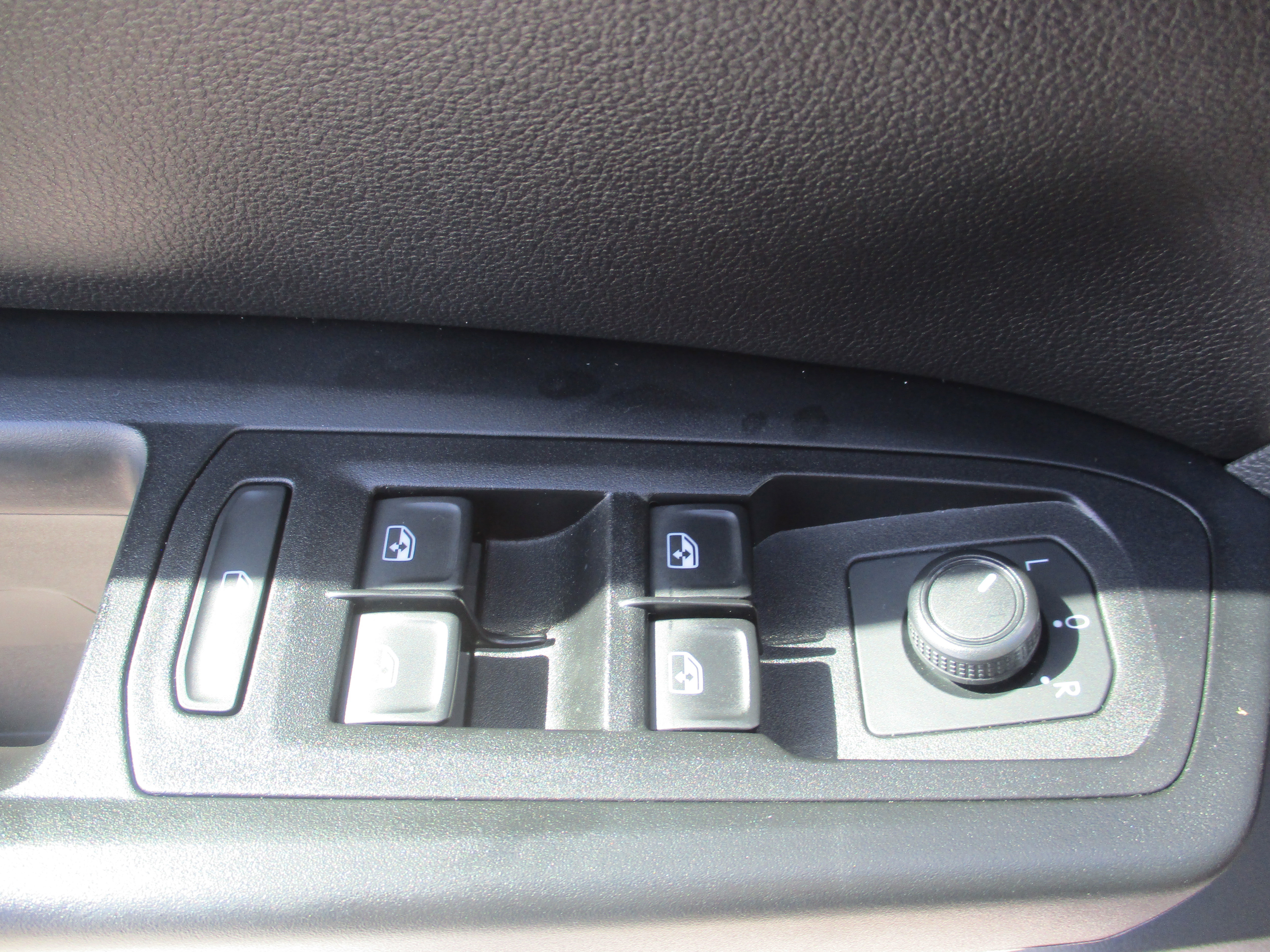 Used 2020 Volkswagen Atlas Cross Sport SE image 16