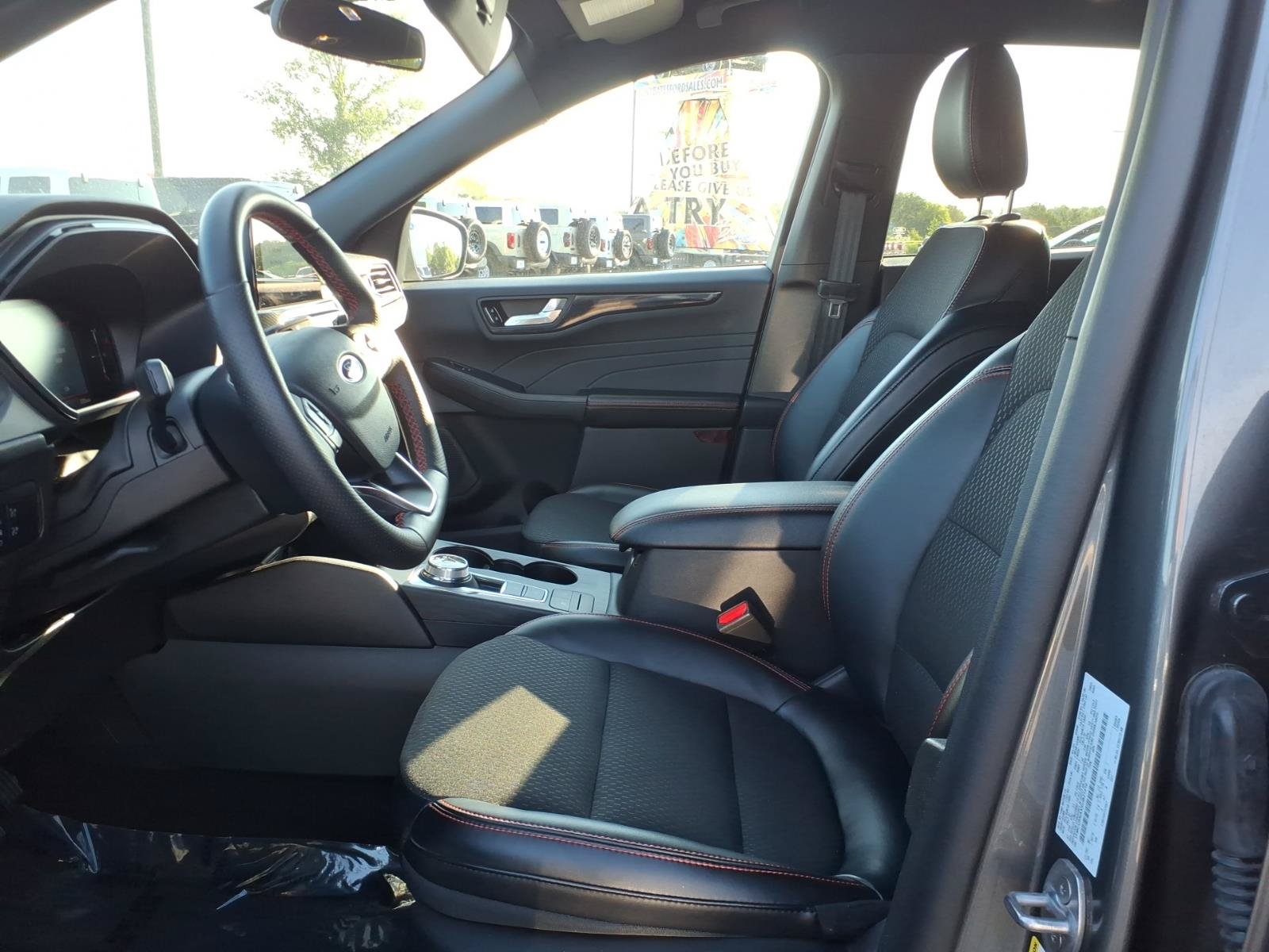 Certified 2025 Ford Escape ST-Line Select AWD/4WD image 10