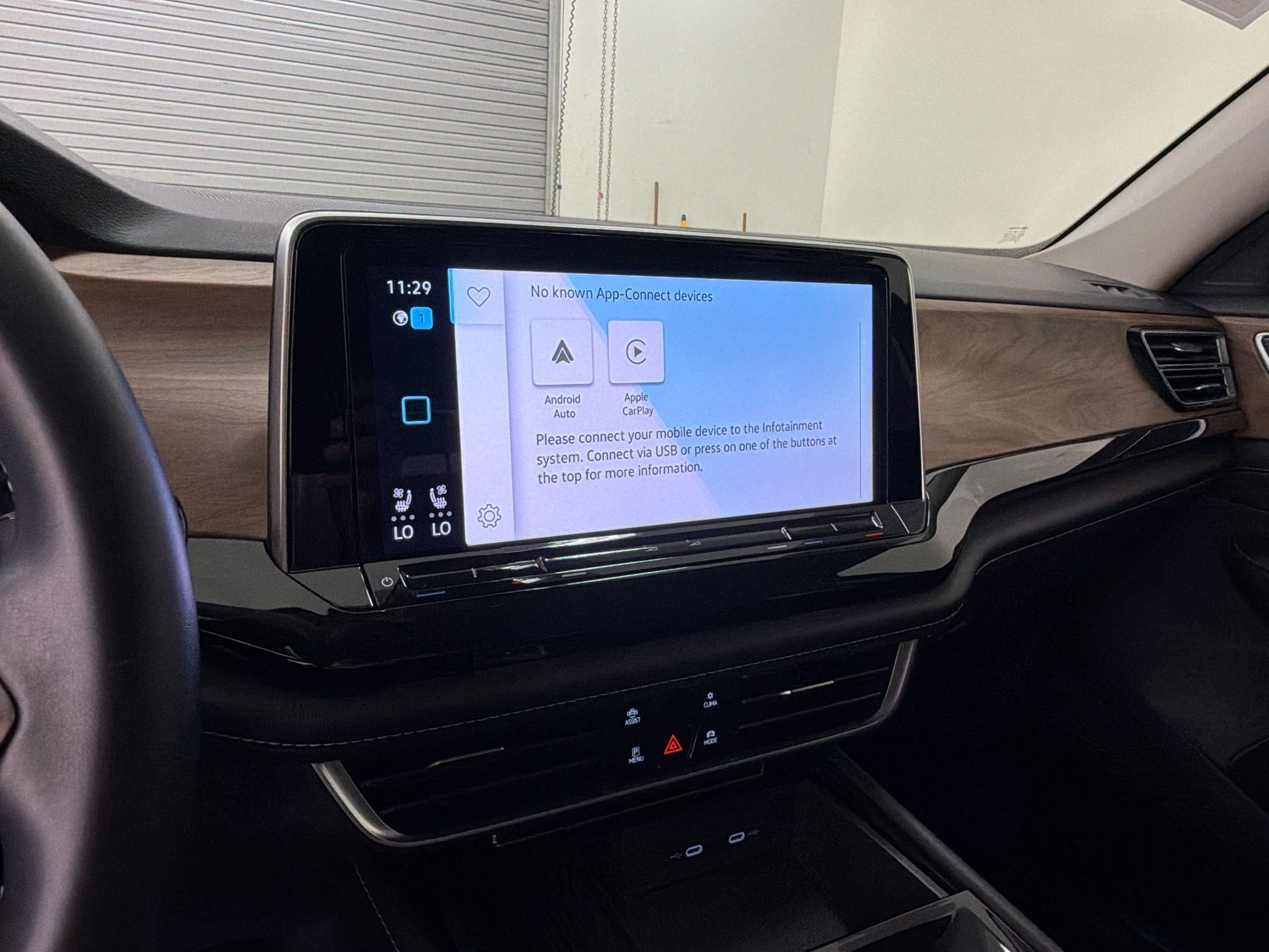 Used 2025 Volkswagen Atlas SE FWD image 21