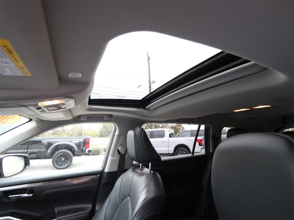 Used 2023 Toyota Highlander Limited image 10