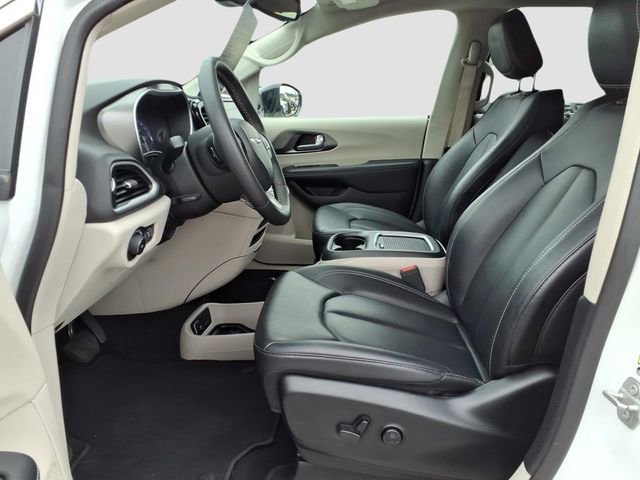 Used 2024 Chrysler Pacifica Touring-L image 11