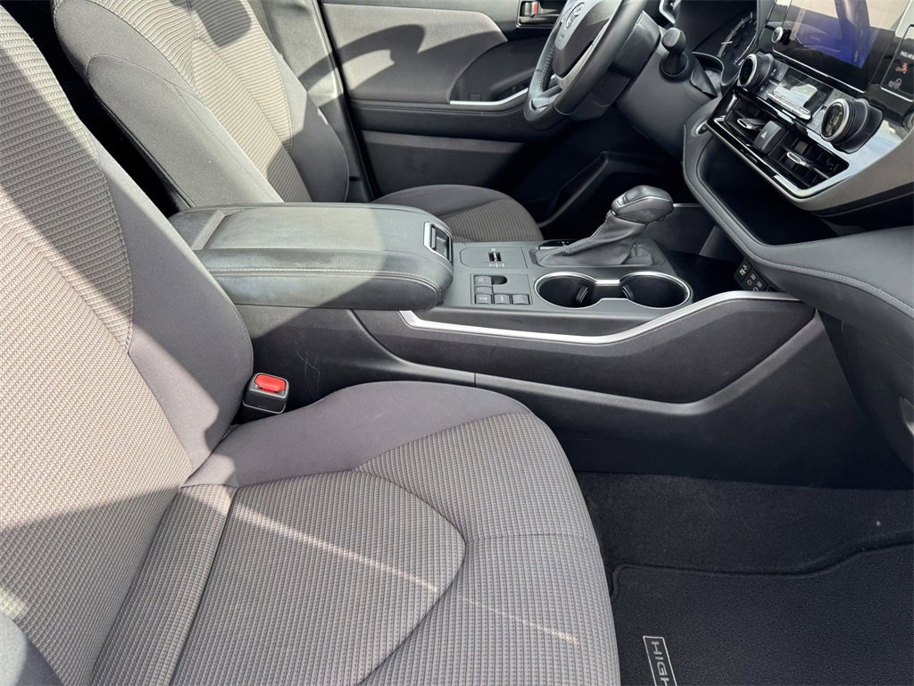 Used 2024 Toyota Highlander LE image 6