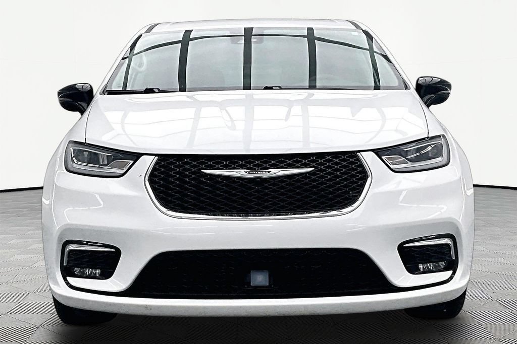 Used 2024 Chrysler Pacifica Touring-L FWD image 3