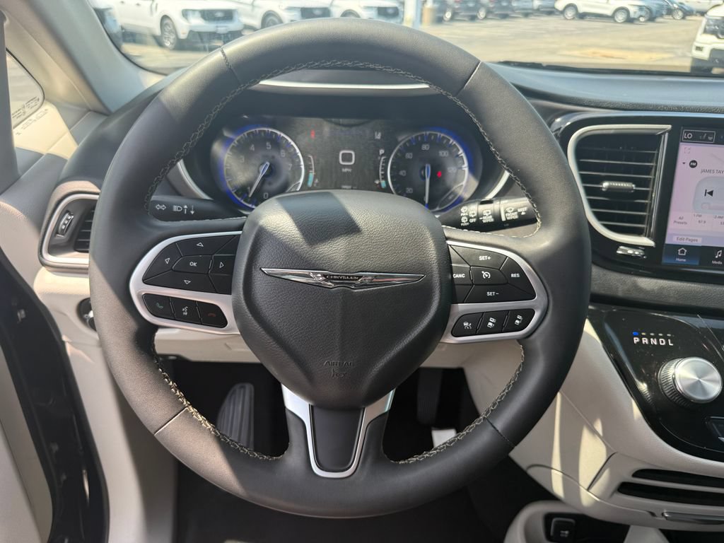 Used 2024 Chrysler Pacifica Touring-L FWD image 26