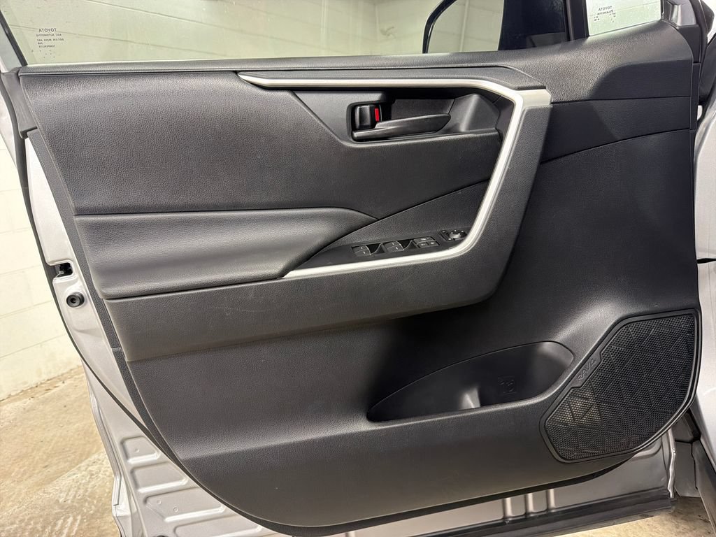 Used 2020 Toyota RAV4 LE FWD image 16