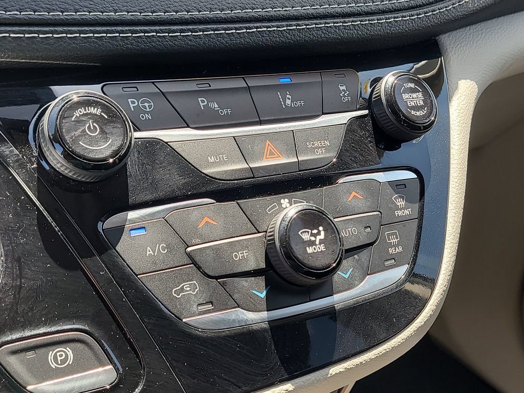 Used 2022 Chrysler Pacifica Touring-L w/ Uconnect Theater Family Group FWD image 26