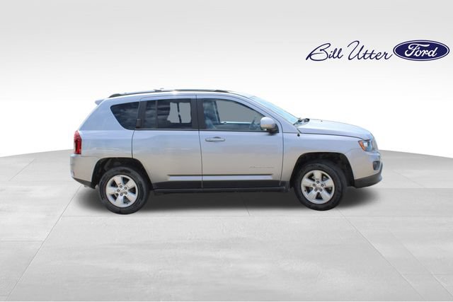 Used 2017 Jeep Compass Latitude FWD image 4