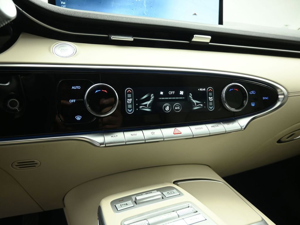 Used 2023 Genesis GV70 2.5T w/ Advanced Package image 17