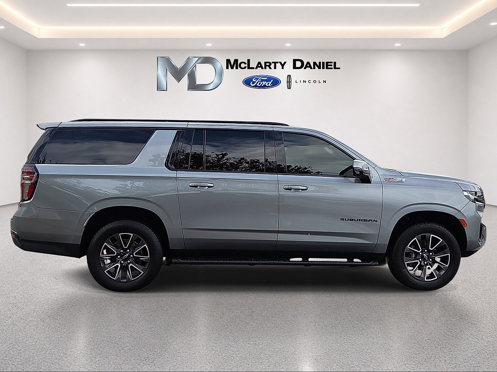 Used 2023 Chevrolet Suburban Z71 w/ Luxury Package AWD/4WD image 6