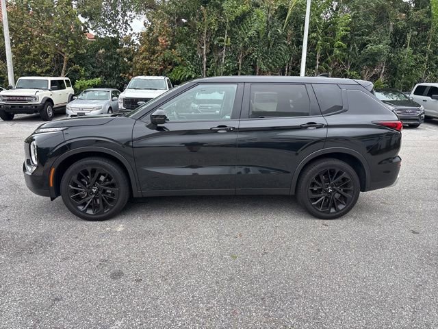 Used 2024 Mitsubishi Outlander SE image 2
