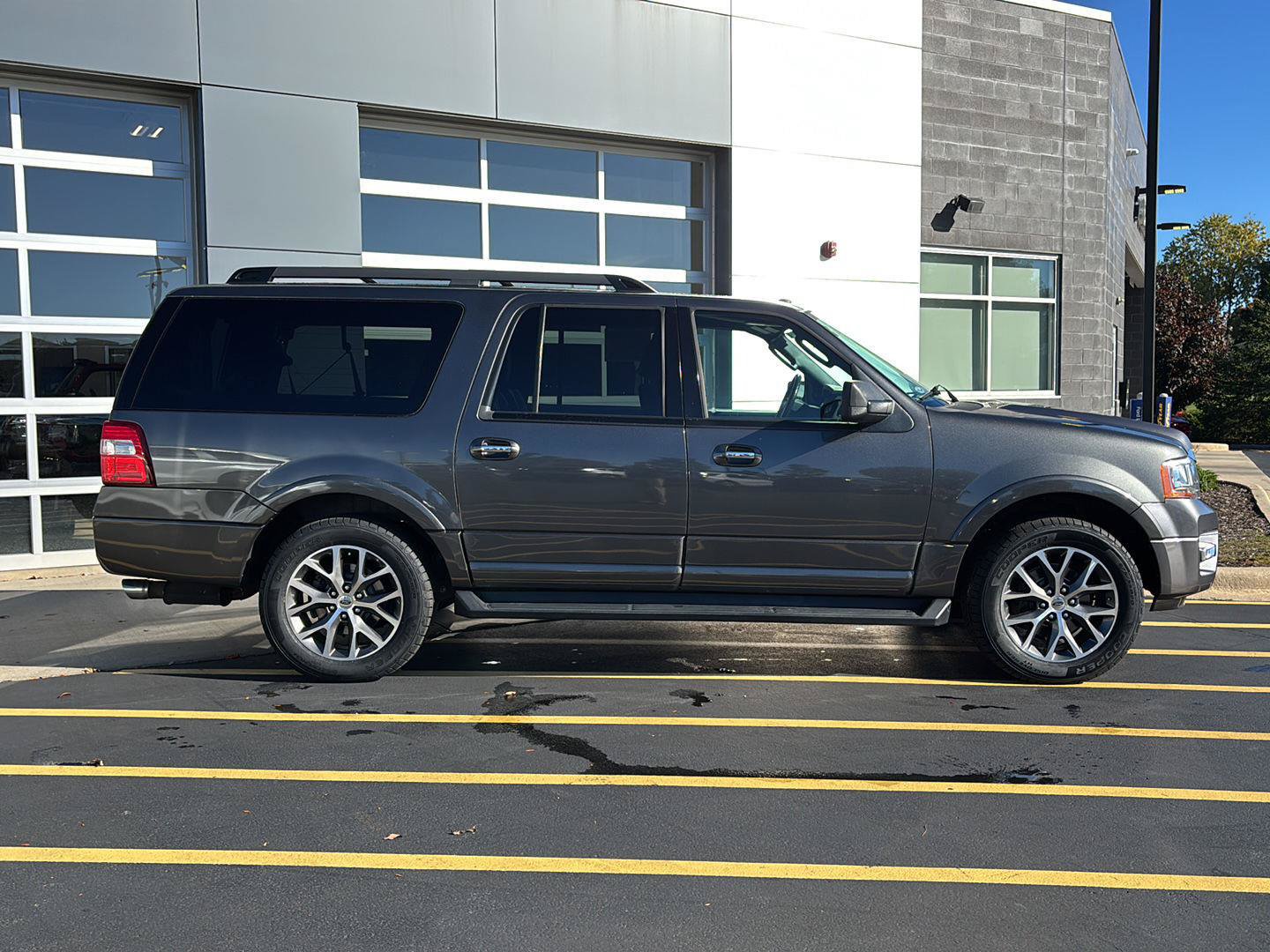 Certified 2017 Ford Expedition EL XLT w/ Equipment Group 202A AWD/4WD image 5