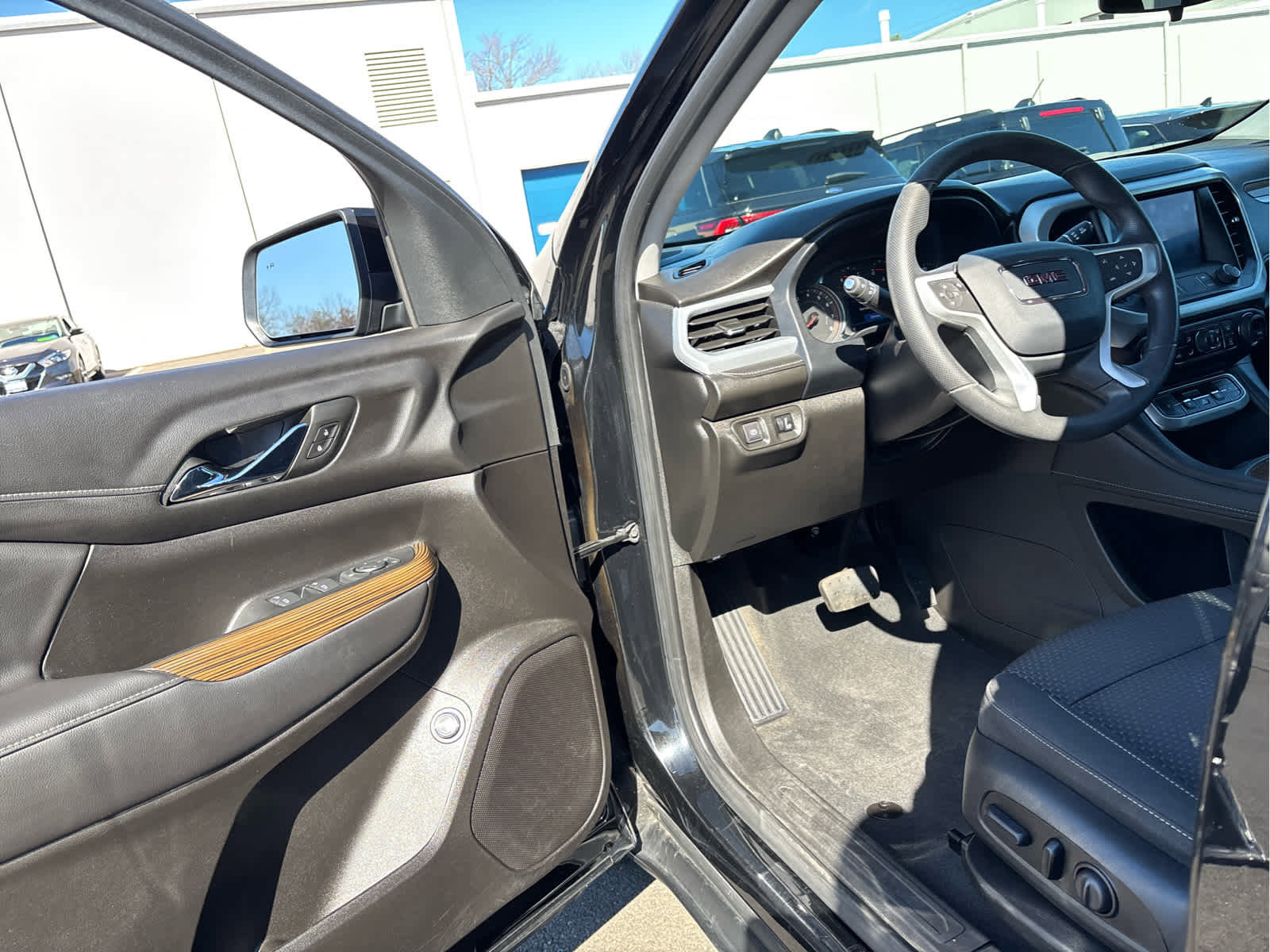 Used 2023 GMC Acadia SLE w/ Driver Convenience Package image 7