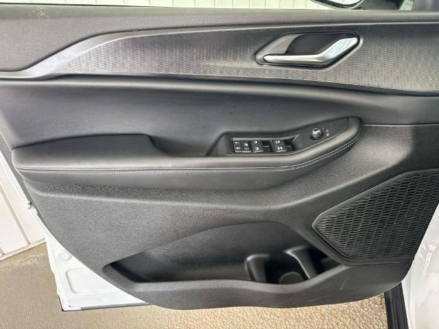 Used 2025 Jeep Grand Cherokee Altitude AWD/4WD image 23